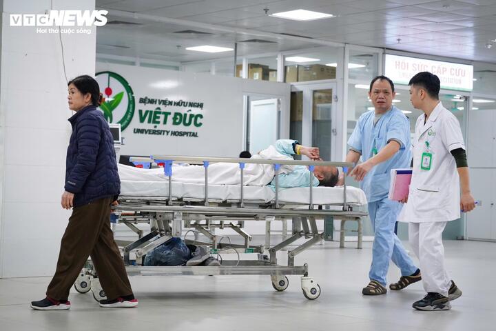 Nhiều ca cấp cứu được đưa vào Bệnh viện Việt Đức. (Ảnh: Minh Quang)