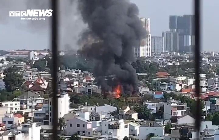 Lửa bùng phát, khói bốc nghi ngút.