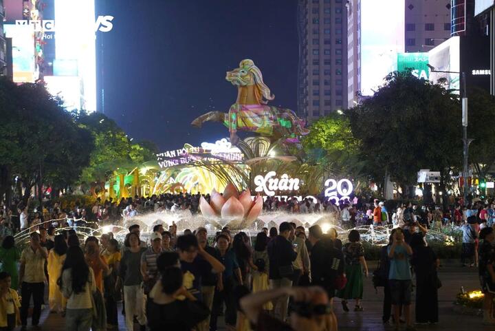 Đúng 21h cùng ngày, Đường hoa Tết Bính Ngọ 2026 với chủ đề “Xuân hội tụ - Vững bước vươn mình” chính thức khép lại sau nhiều ngày mở cửa xuyên suốt dịp Tết. Năm nay, đường hoa đánh dấu chặng đường 23 năm tổ chức, phục vụ tổng cộng hơn 26 triệu lượt khách kể từ lần đầu ra mắt.