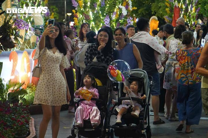 Điểm mới nổi bật của mùa xuân năm nay là không gian được thiết kế với hai phiên bản trải nghiệm ngày và đêm trong cùng một tổng thể, tạo nên những sắc thái hoàn toàn khác biệt.