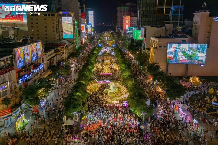 Tối 22/2 (mùng 6 Tết), trước thời điểm bế mạc, hàng nghìn người dân và du khách đã đổ dồn về Đường hoa Nguyễn Huệ để tham quan, chụp ảnh và lưu giữ những khoảnh khắc của mùa xuân. Lượng người tăng đột biến trong khung giờ cao điểm khiến nhiều tuyến đường trung tâm TP.HCM rơi vào cảnh ùn ứ kéo dài.