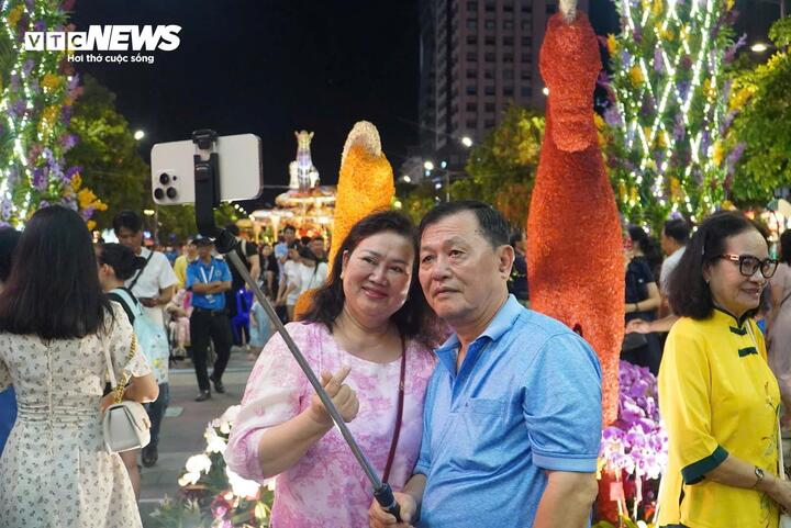 Theo Ban Tổ chức, chuỗi trình diễn công nghệ mapping tối bế mạc là suất diễn thứ 22 trong mùa Tết, gồm 5 kịch bản gắn với ngũ hành kim - mộc - thủy - hỏa - thổ, thể hiện vòng tuần hoàn và sự chuyển động không ngừng của vạn vật.