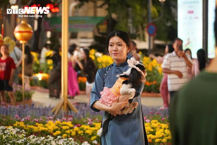 Theo chủ trương được áp dụng từ năm 2022 của UBND TP.HCM, các cụm cổng chào và cổng kết sẽ tiếp tục phục vụ người dân đến 21h ngày 22/3.