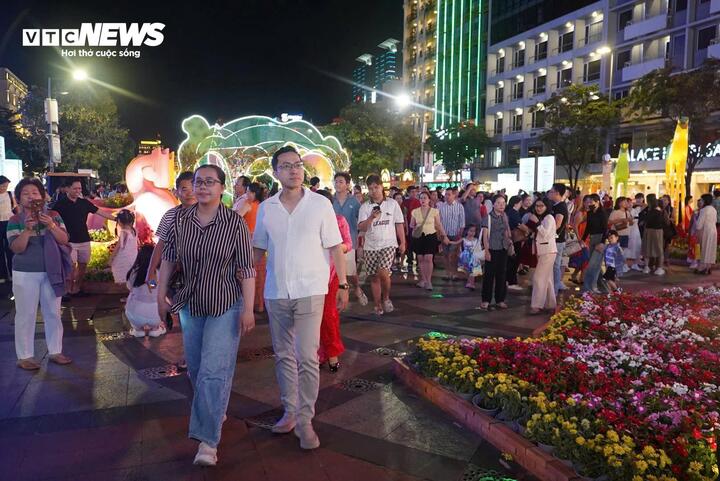 Việc duy trì các đại cảnh không chỉ giúp kéo dài không khí lễ hội trong tháng Giêng mà còn tạo thêm điểm nhấn tham quan cho trung tâm thành phố.