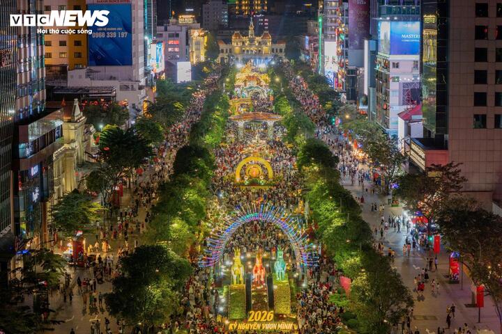 Với hơn 1,8 triệu lượt khách trong mùa Tết năm nay, Đường hoa Nguyễn Huệ tiếp tục khẳng định sức hút của một sự kiện văn hóa thường niên, nơi người dân và du khách tìm thấy sự giao hòa giữa truyền thống và công nghệ hiện đại trong những ngày đầu năm mới.