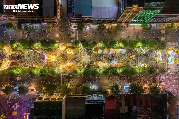 “Biết là tối bế mạc sẽ rất đông nhưng tôi không nghĩ lượng xe lại kẹt cứng như vậy. Có lúc tôi tính quay đầu xe vì quá mệt”, anh Nam nói.