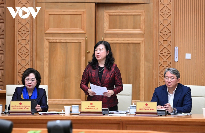 Bộ trưởng Bộ trưởng Y tế Đào Hồng Lan phát biểu tại cuộc họp.