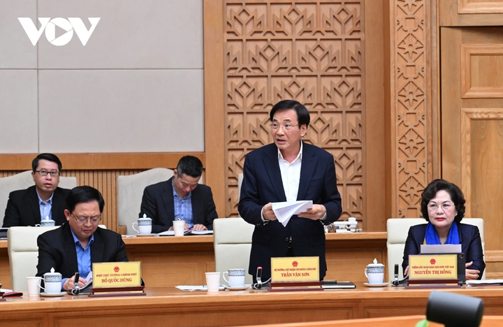 Bộ trưởng, Chủ nhiệm Văn phòng Chính phủ Trần Văn Sơn tại cuộc họp.