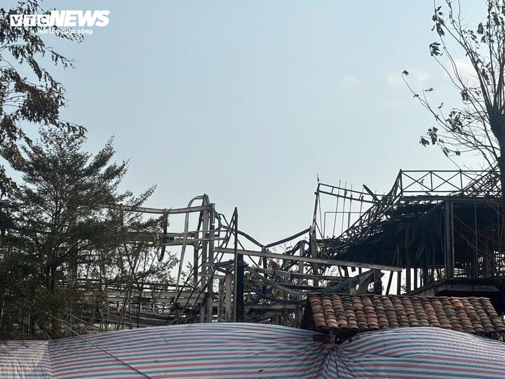 Lửa thiêu rụi quán cà phê.