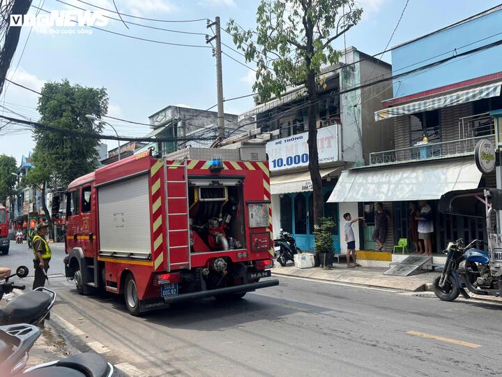 Lực lượng chức nắng dập tắt đám cháy.