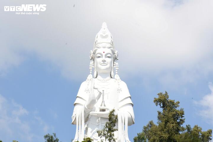 Công trình được xây dựng từ đầu năm 2020 với điểm nhấn là tượng Phật Quan Âm cao 125m. Đây là bức tượng Phật cao nhất Việt Nam khi vượt qua các bức tượng ở núi Bà Đen (Tây Ninh) cao 72m và ở chùa Linh Ẩn (Lâm Đồng) cao 71m. Bức tượng này cũng được xem là tượng Phật Quan Âm cao nhất Đông Nam Á và nằm trong top những tôn tượng cao nhất thế giới.