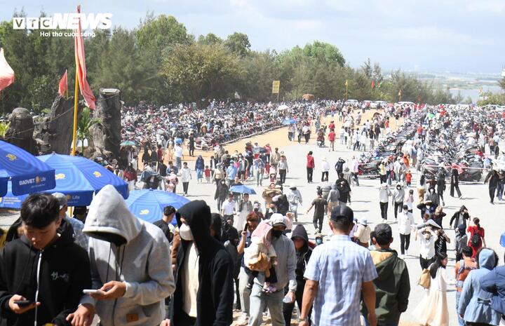 Trong những ngày đầu năm mới, chùa Minh Đức trở thành điểm đến tâm linh thu hút đông đảo người dân trong và ngoài tỉnh.