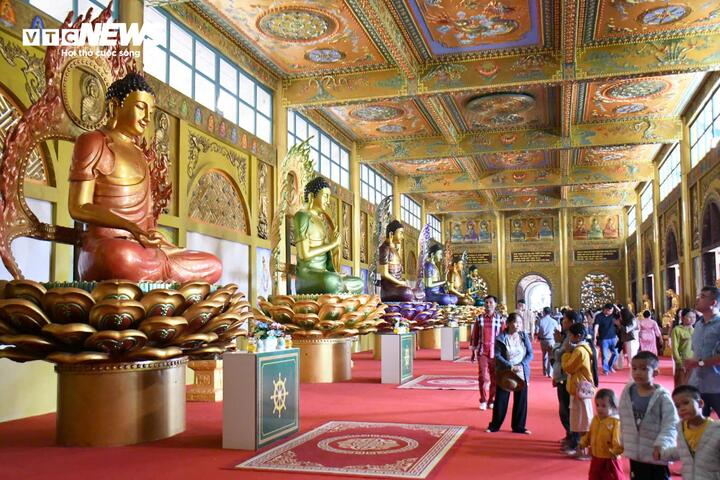 Bên cạnh đó, chánh điện chùa Minh Đức có diện tích gần 12.000m², điểm cao nhất đạt 51m. Hệ thống lan can dài hơn 1.000m tạo điều kiện để du khách tản bộ, chiêm ngưỡng toàn cảnh không gian đô thị và biển khơi bao la.