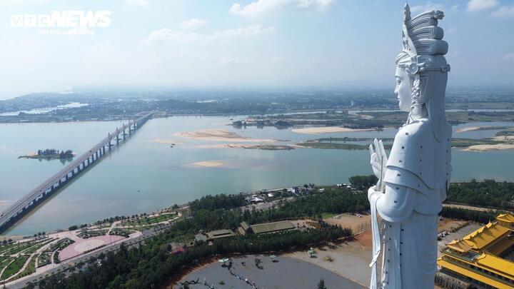 Bức tượng trở thành điểm nhấn thu hút đông đảo du khách đến với Quảng Ngãi trong dịp Tết vừa qua.