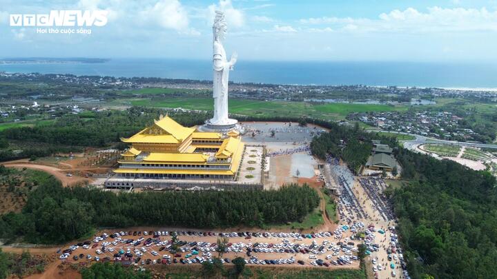 Người dân và du khách khi đến chùa Minh Đức không khỏi trầm trồ trước chiều cao "khủng" của tượng Phật Quan Âm. Tại đây, mọi người thành kính chiêm bái với nguyện ước về một năm mới an lành.