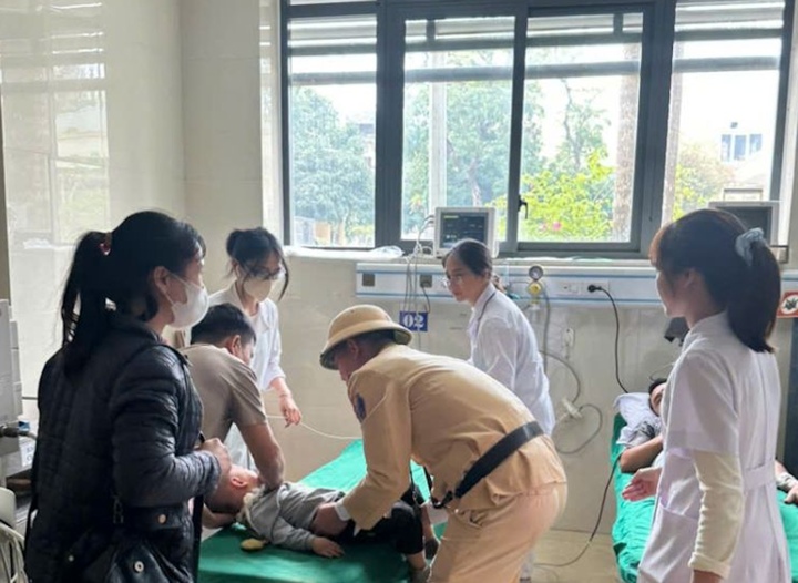 Nhờ sự hỗ trợ kịp thời của lực lượng CSGT, cháu bé 3 tuổi được đưa đến bệnh viện cấp cứu kịp thời và qua cơn nguy kịch. (Ảnh: Công an Thanh Hoá)