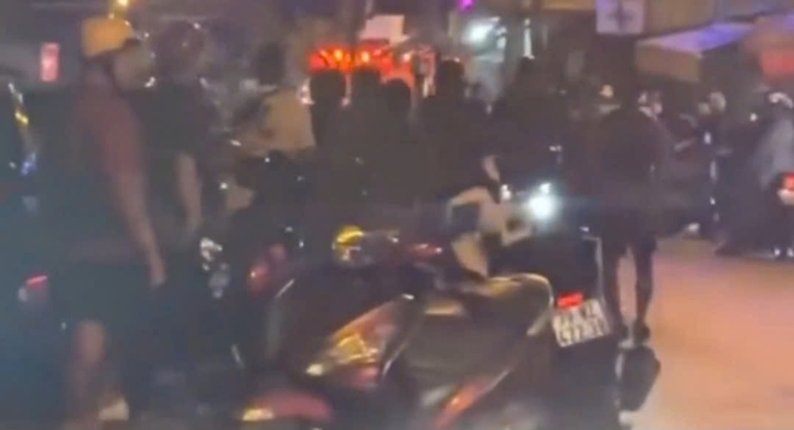 Rất đông người dân chứng kiến vụ việc.