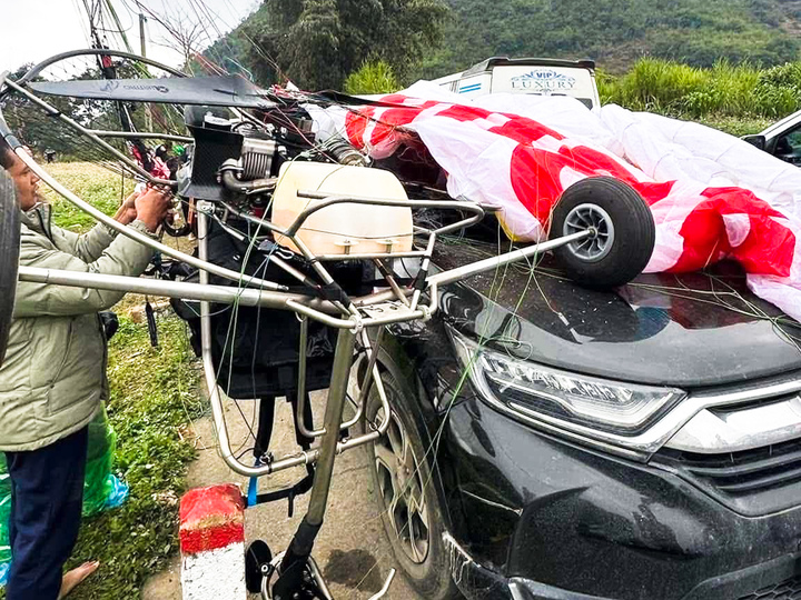 Hiện trường vụ rơi dù lượn trúng ô tô tại xã Quản Bạ, tỉnh Tuyên Quang ngày 21/2. (Ảnh: Sở Văn hóa, Thể thao và Du lịch tỉnh Tuyên Quang)