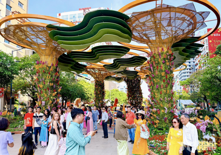 21h tối nay, mùng 6 Tết, Đường hoa Nguyễn Huệ bế mạc, khép lại mùa Tết sôi động với 1,8 triệu khách tham quan.