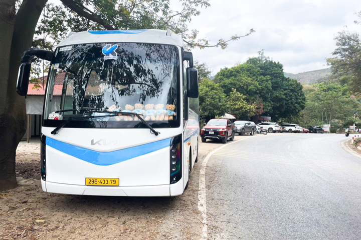 Vị trí xe khách đỗ trước khi lái xe bị hành hung ở ven quốc lộ 6, đoạn qua bản Tà Số, phường Mộc Châu. (Ảnh: Anh Đức)