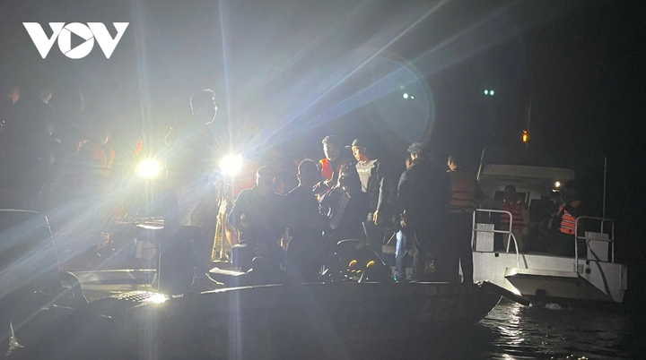 Ngoài lực lượng công an và các lực lượng của địa phương, các thợ lặn ở các khu vực lân cận cũng được huy động tìm kiếm.