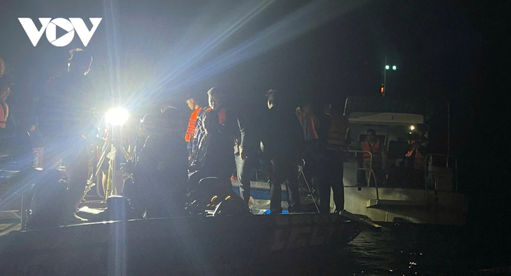 Các lực lượng xuyên đêm tìm kiếm người mất tích.