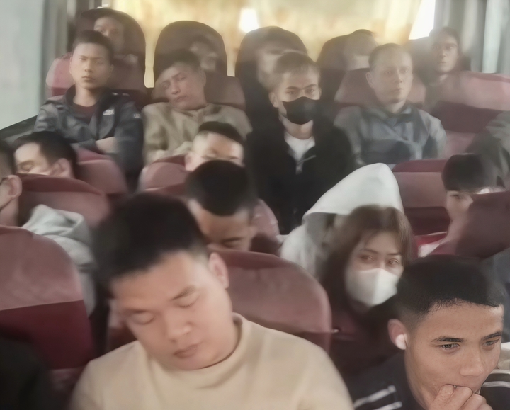 Hành khách trên xe ô tô BKS 22F-000.xx.