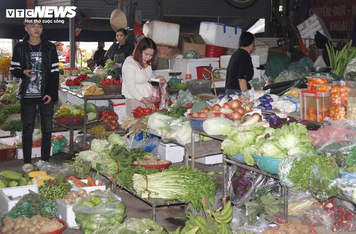 Giá các mặt hàng rau, củ cùng đã được điều chỉnh giảm nhẹ.