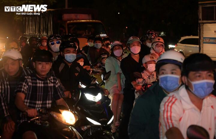 Đến 21h ngày 22/2 (mùng 6 Tết), khu vực cửa ngõ phía Tây TP.HCM vẫn đông phương tiện. Trên Quốc lộ 1 (đường Lê Khả Phiêu), dòng xe máy từ các tỉnh miền Tây đổ về nối dài nhiều đoạn, di chuyển chậm khi qua các giao lộ lớn và khu vực đèn tín hiệu.