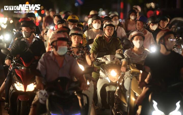 Lượng xe tăng cao từ cuối giờ chiều và duy trì đến tối, song chưa ghi nhận tình trạng ùn ứ kéo dài.