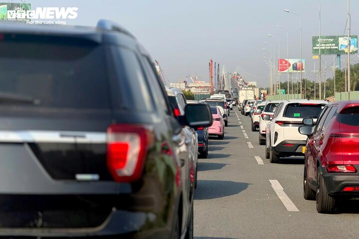 Sáng 22/2 (mùng 6 Tết), người dân từ các tỉnh, thành phía Đông và miền Trung ồ ạt quay lại TP.HCM sau kỳ nghỉ Tết Nguyên đán kéo dài. Lưu lượng phương tiện tăng đột biến khiến tuyến Cao tốc TP.HCM - Long Thành - Dầu Giây hướng về thành phố rơi vào tình trạng quá tải ngay từ sáng sớm.