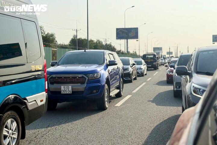 “Để tránh kẹt xe tôi đã chạy xuyên đêm, tính toán đến nút vào TP.HCM sáng sớm thì bớt kẹt. Nhưng vẫn không thoát được. Nhiều xe đã chọn quốc lộ để đi, giảm tải bớt, vẫn không ăn thua. Đến chiều chắc chắn đoạn này sẽ khó nhích được”, anh Hùng, quê Đà Nẵng, chia sẻ khi xe của anh đang chôn chân gần trạm thu phí.