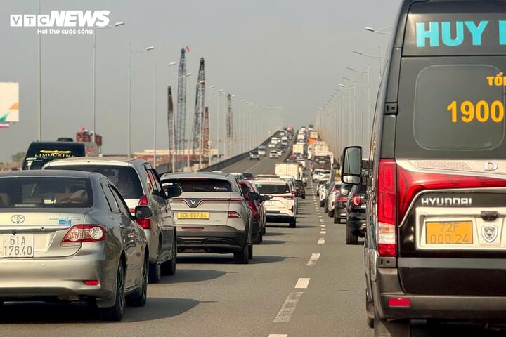 Theo ghi nhận của phóng viên Báo Điện tử VTC News, khoảng 7h cùng ngày, trên cao tốc đoạn từ Long Thành (Đồng Nai) về TP.HCM, dòng xe bắt đầu di chuyển chậm, nhiều thời điểm chỉ nhích từng mét. Tình trạng ùn ứ kéo dài từ khu vực cầu Long Thành qua trạm thu phí Long Phước đến nút giao Vành đai 2. Các phương tiện chủ yếu là ô tô cá nhân, xe khách liên tỉnh và xe tải nhỏ chở hàng hóa.
