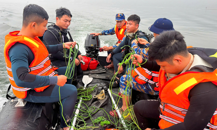 Lực lượng tìm kiếm cứu nạn của Lữ đoàn thực hiện nhiệm vụ tìm kiếm nạn nhân.