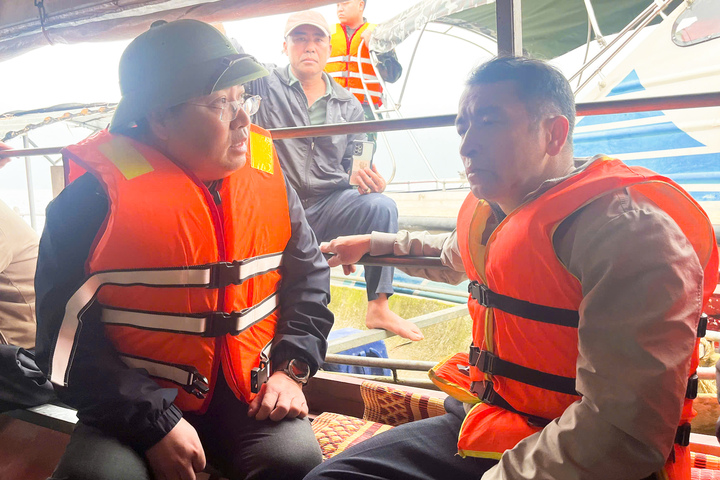 Chủ tịch UBND tỉnh Lào Cai chỉ đạo các lực lượng chức năng tập trung cao nhất cho công tác cứu nạn, cứu hộ, trong đó ưu tiên hàng đầu công tác tìm kiếm người mất tích. (Ảnh: Hương Giang/Báo Lào Cai)