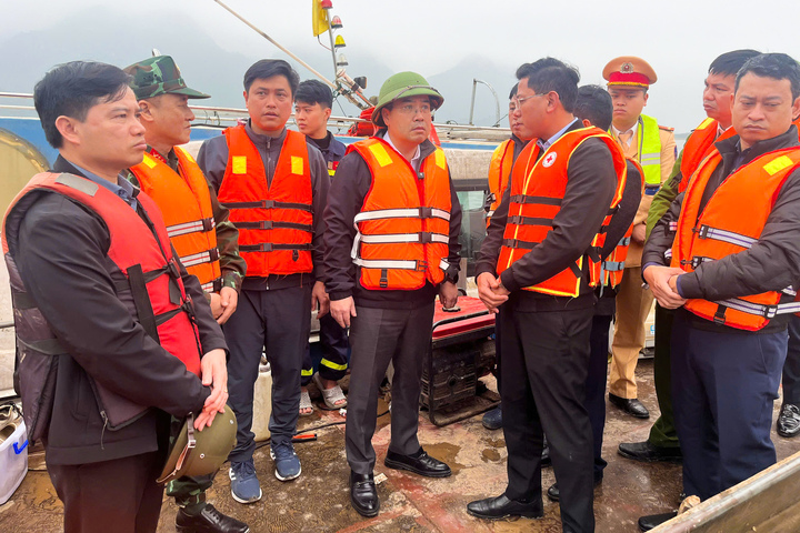 Chủ tịch UBND tỉnh Lào Cai Nguyễn Tuấn Anh trực tiếp có mặt tại hiện trường, chỉ đạo công tác cứu hộ, cứu nạn và tìm kiếm người mất tích.