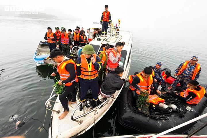 Hàng chục tàu, xuồng cùng hơn 500 người được huy động tìm kiếm các nạn nhân mất tích trong vụ chìm tàu trên hồ Thác Bà.