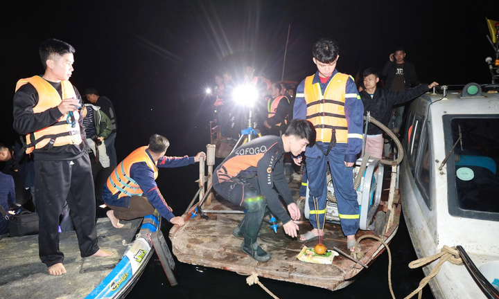 Lực lượng chức năng tìm kiếm các nạn nhân mất tích trong vụ chìm tàu trên hồ Thác Bà.