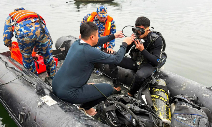 Lực lượng chức năng tìm kiếm các nạn nhân mất tích trong vụ chìm tàu trên hồ Thác Bà.