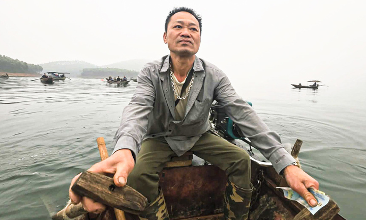 Ông Hà Ngọc Sơn kịp thời cứu 6 người an toàn vào bờ vụ lật tàu ở hồ Thác Bà. (Ảnh: Văn Đức)