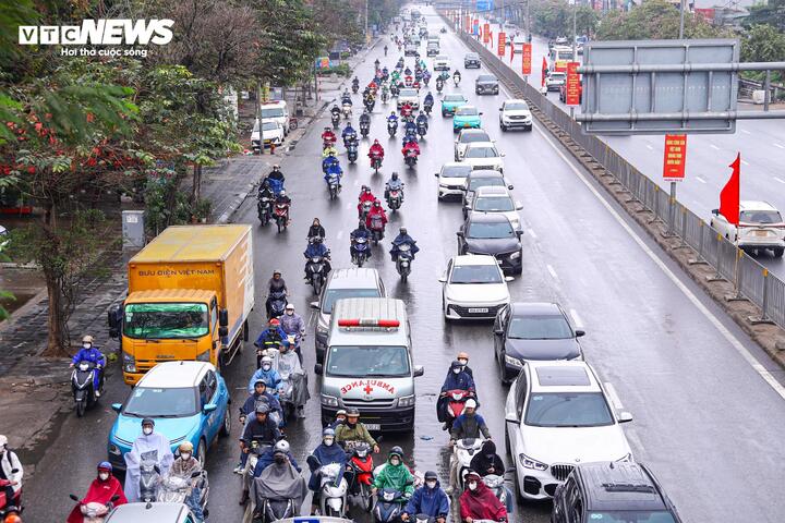 Đội mưa gió, dòng người ùn ùn đổ về Thủ đô sau kỳ nghỉ Tết - 6