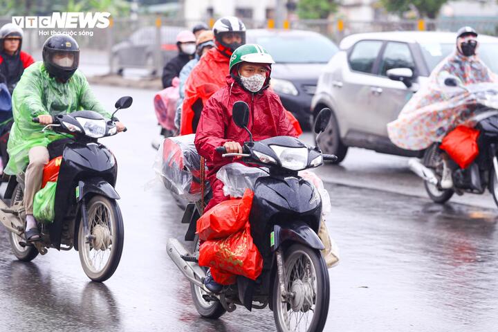 Đội mưa gió, dòng người ùn ùn đổ về Thủ đô sau kỳ nghỉ Tết - 9