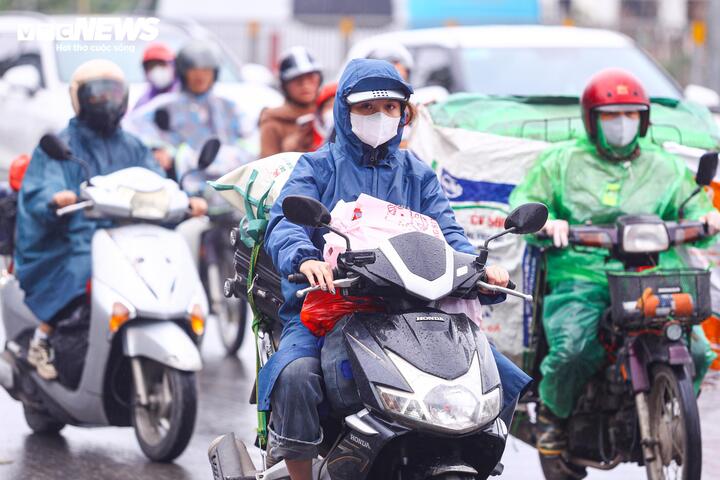 Sau hành trình dài, nhiều người tất bật trở về nhà nghỉ ngơi, sắp xếp lại công việc để sẵn sàng cho ngày làm việc đầu tiên sau kỳ nghỉ Tết.