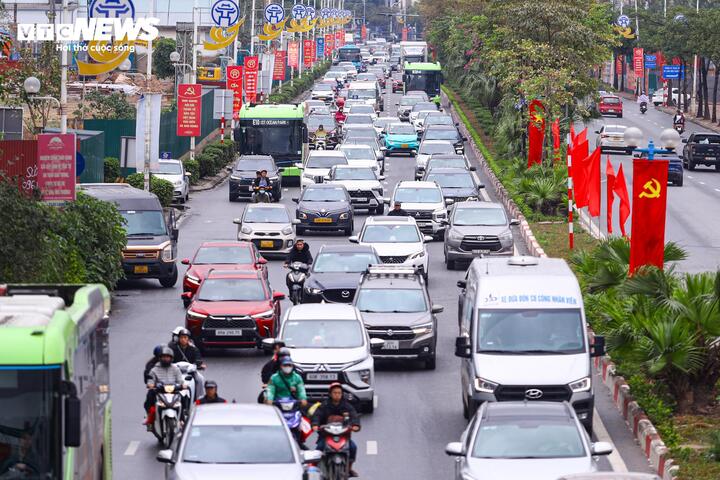 Tương tự, trên đường Cổ Linh, giao thông cũng rơi vào cảnh ùn ứ khi ô tô xếp kín ba hàng, chiếm trọn mặt đường, khiến việc di chuyển gặp nhiều khó khăn.