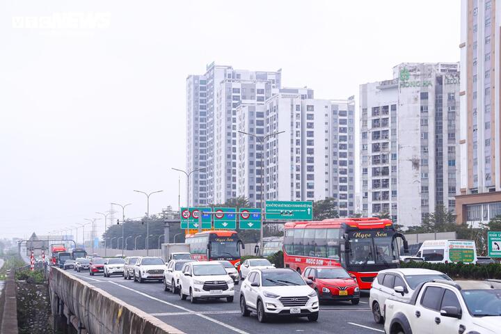 Đội mưa gió, dòng người ùn ùn đổ về Thủ đô sau kỳ nghỉ Tết - 15