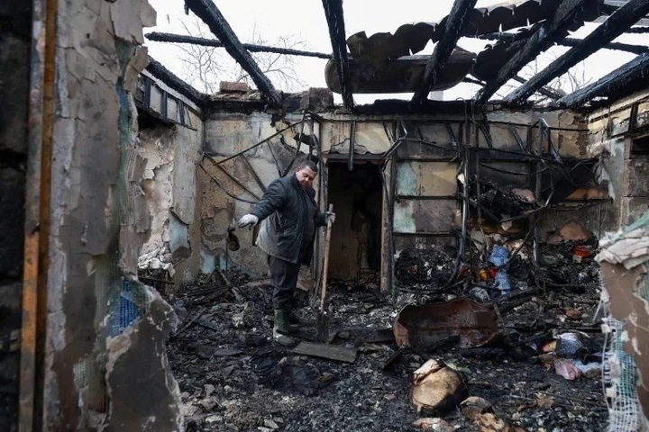 Một căn nhà bị UAV Nga đánh trúng trong các cuộc tấn công vào Ukraine, ở Odessa, Ukraine. (Ảnh: Nina Liashonok/Reuters)