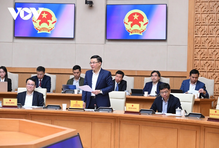 Quyền Bộ trưởng Bộ Công thương Lê Mạnh Hùng phát biểu tại cuộc họp.