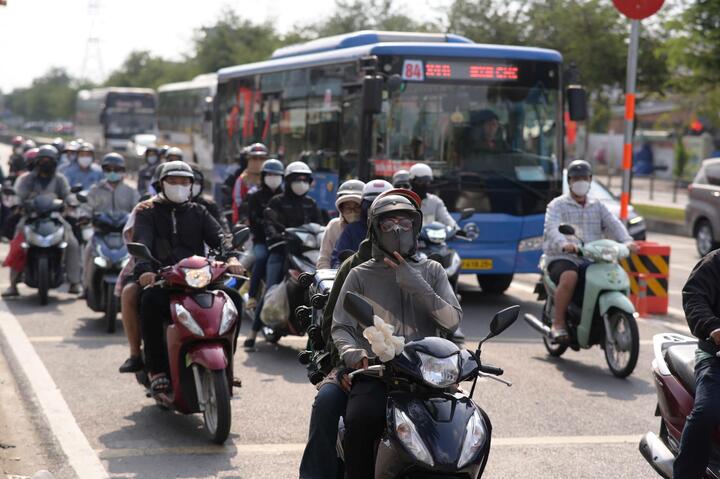 Lực lượng chức năng có mặt tại các nút giao để phân luồng, nhắc nhở người dân giữ khoảng cách và đi đúng làn đường.