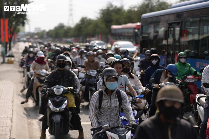 Tuy nhiên, nhờ người dân quay lại thành phố rải rác trong nhiều khung giờ khác nhau nên tình trạng ùn ứ nghiêm trọng như trước Tết không tái diễn.