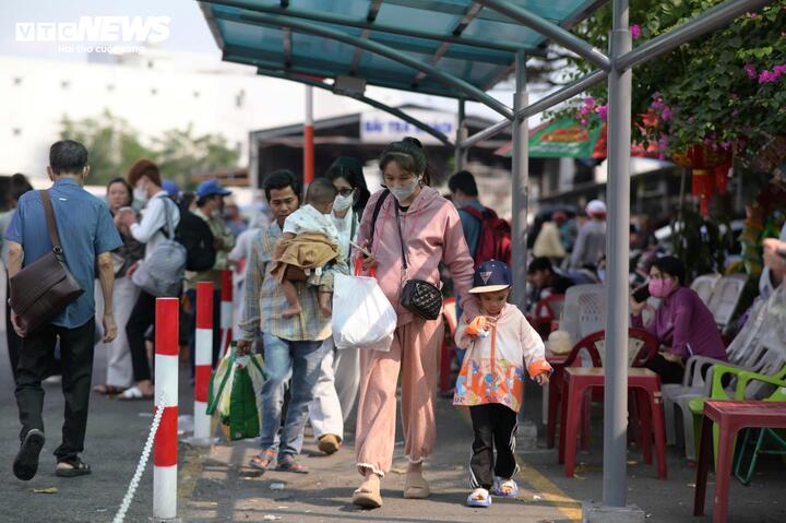 Khu vực sảnh chờ, cổng ra vào và bãi đón xe cá nhân luôn có người ra vào liên tục. Xe khách cập bến liên tiếp, trả khách xong nhanh chóng rời đi để quay đầu đón chuyến mới.